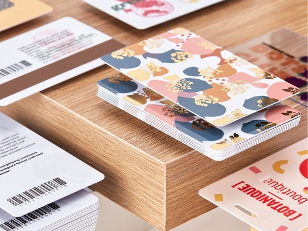 Thẻ nhựa là công cụ nhận diện thương hiệu, thể hiện sự chuyên nghiệp và đẳng cấp của doanh nghiệp trong mắt khách hàng và đối tác