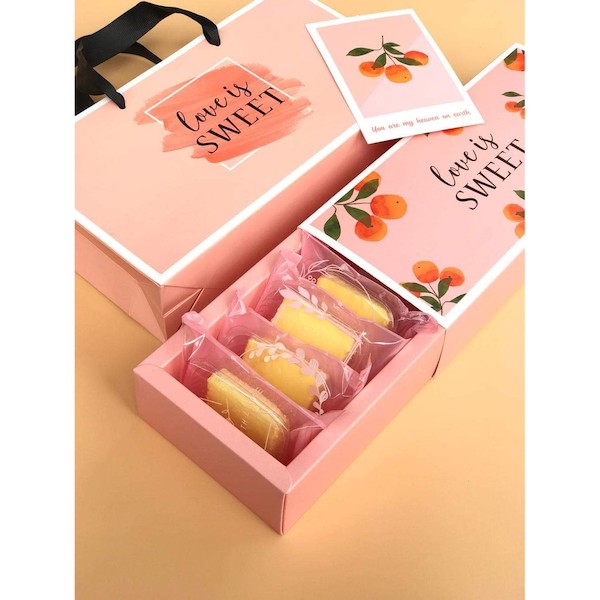 Hộp bánh từ bìa cứng và giấy hoa văn