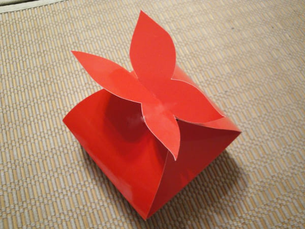 Hộp bánh có nơ khi hoàn thiện