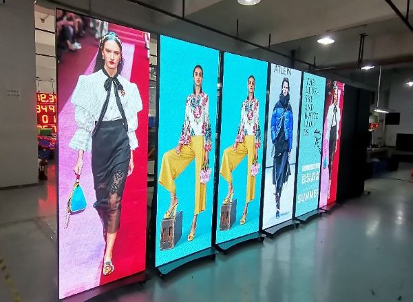 Poster quảng cáo tại trung tâm thương mại